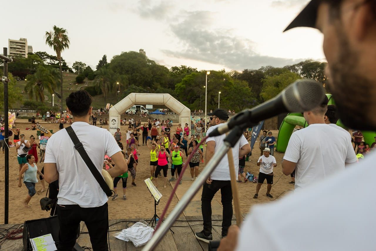 El Zumbathon y el grupo Pegó en el Palo animaron el Balneario Municipal