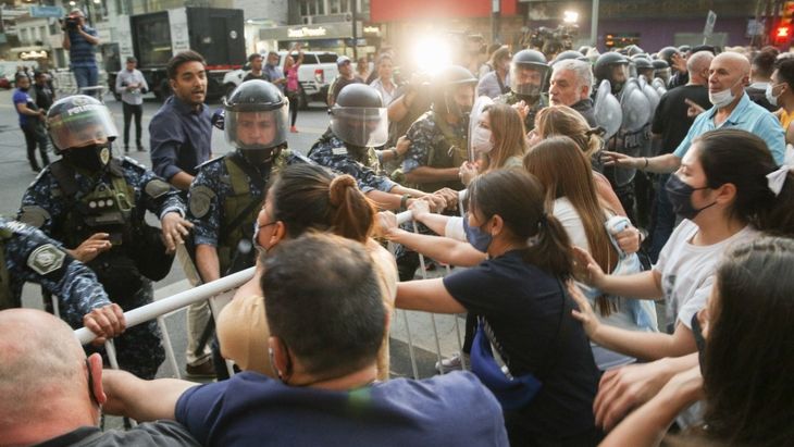 Marcha por el crimen del kiosquero: vecinos exigieron seguridad y la Policía respondió con gas pimienta