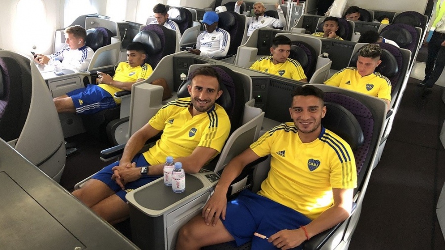 El plantel de Boca partió hacia Arabia Saudita para enfrentar a Barcelona