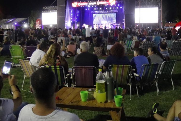 Córdoba suspende eventos masivos, festivales, boliches y reducen el aforo en salones Córdoba suspende eventos masivos, festivales, boliches y reducen el aforo en salones