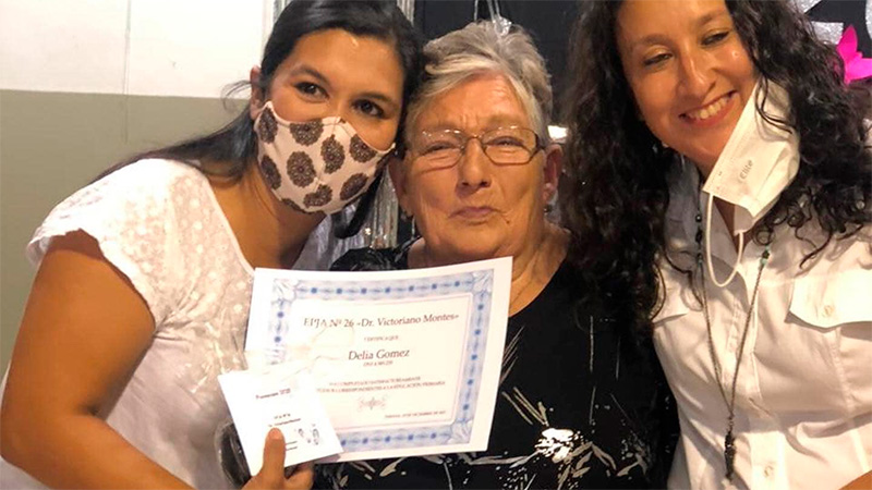 Con 76 años logró finalizar sus estudios primarios