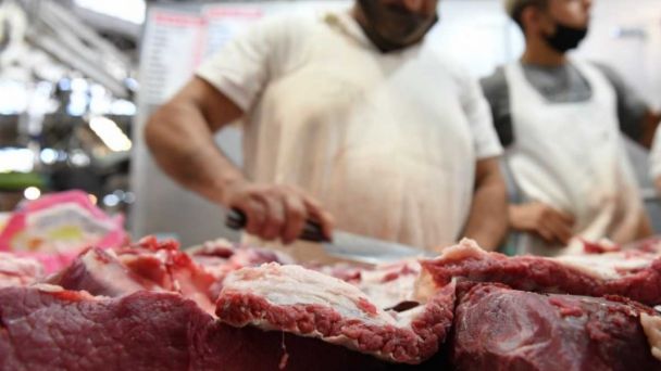 El Gobierno acordó aumentar la oferta y bajar los precios de cinco cortes de carne en las fiestas El Gobierno acordó aumentar la oferta y bajar los precios de cinco cortes de carne en las fiestas