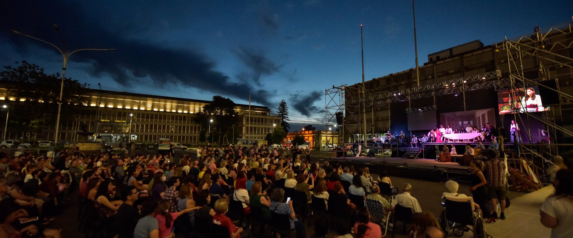 Se estrenó el espectáculo Romance de los Pueblos Libres, en la Plaza Mansilla