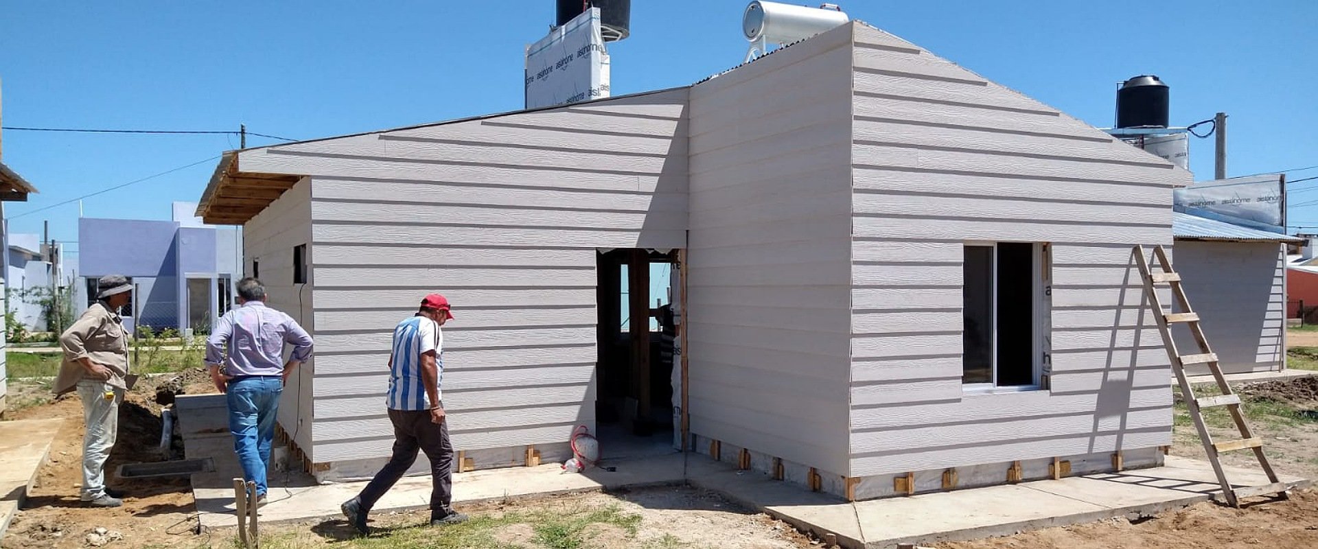 Bisogni recorrió las 12 viviendas de madera que se construyen en Chajarí