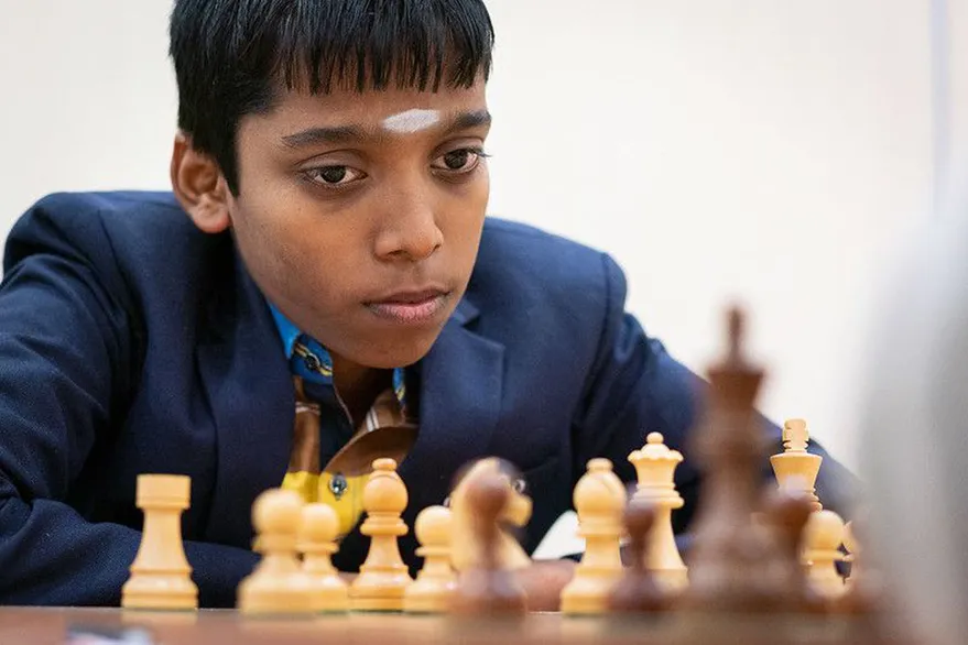 Ajedrez: quién es el adolescente indio que sorprendió a Magnus Carlsen, el N° 1 del mundo