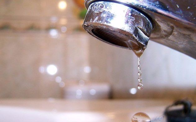 Personal municipal repara una cañería de agua en avenida Ramírez y calle Manuel Gálvez