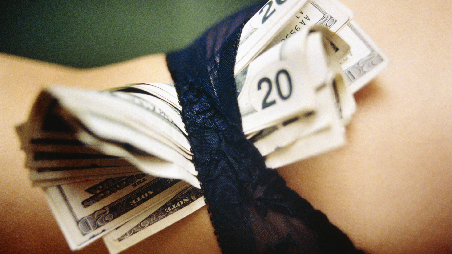 Le pagaba por sexo a la mujer que amaba para que ella dijera en su casa que iba a trabajar Le pagaba por sexo a la mujer que amaba para que ella dijera en su casa que iba a trabajar