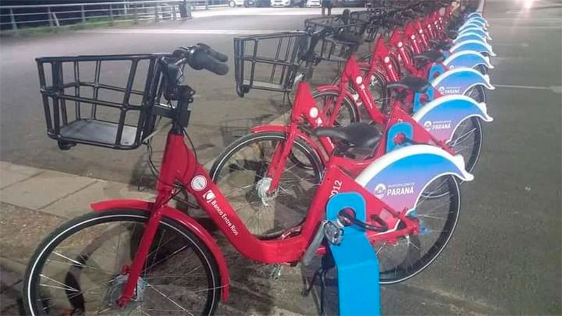 Instalan las primeras bicicletas municipales en estación del Sistema Público