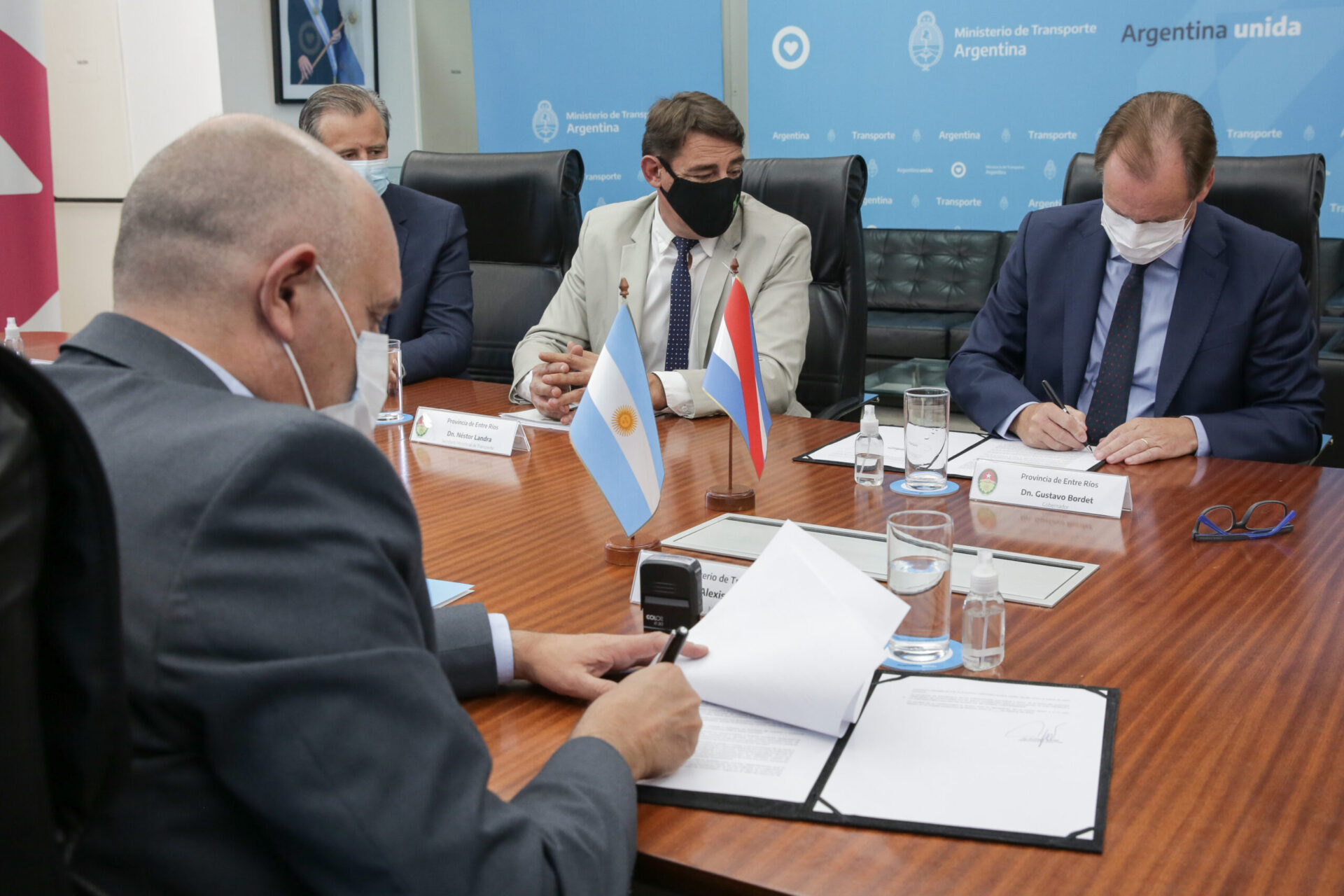Bordet firmó el convenio que aumenta un 65 por ciento el subsidio al transporte urbano de pasajeros Bordet firmó el convenio que aumenta un 65 por ciento el subsidio al transporte urbano de pasajeros