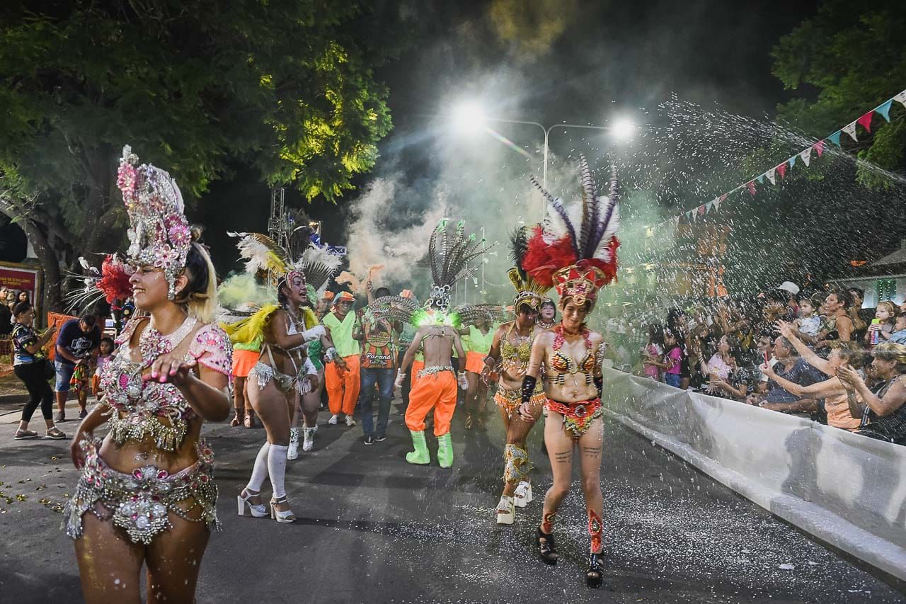 A puro color y ritmo comenzaron los carnavales oficiales de Paraná A puro color y ritmo comenzaron los carnavales oficiales de Paraná