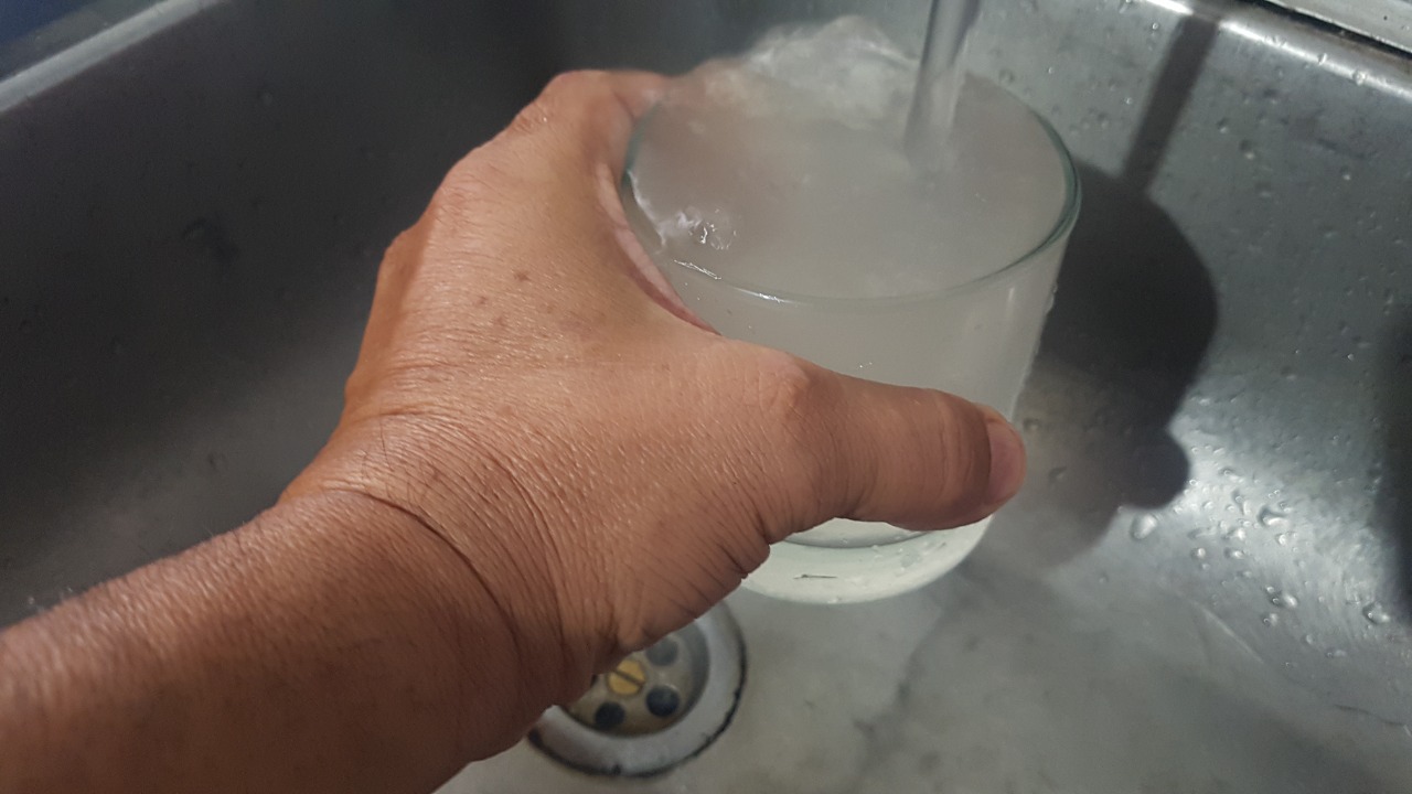 La turbiedad en el agua de algunas zonas se solucionará durante el día