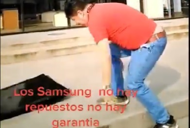 Un hombre rompe su televisor al no encontrar repuestos para repararlo