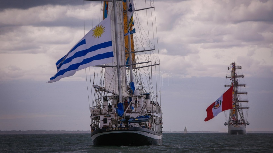 La fragata Libertad encabezó un desfile náutico latinoamericano