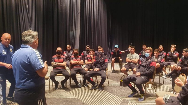 Árbitros de AFA brindaron capacitación al plantel de Patronato sobre el uso del VAR