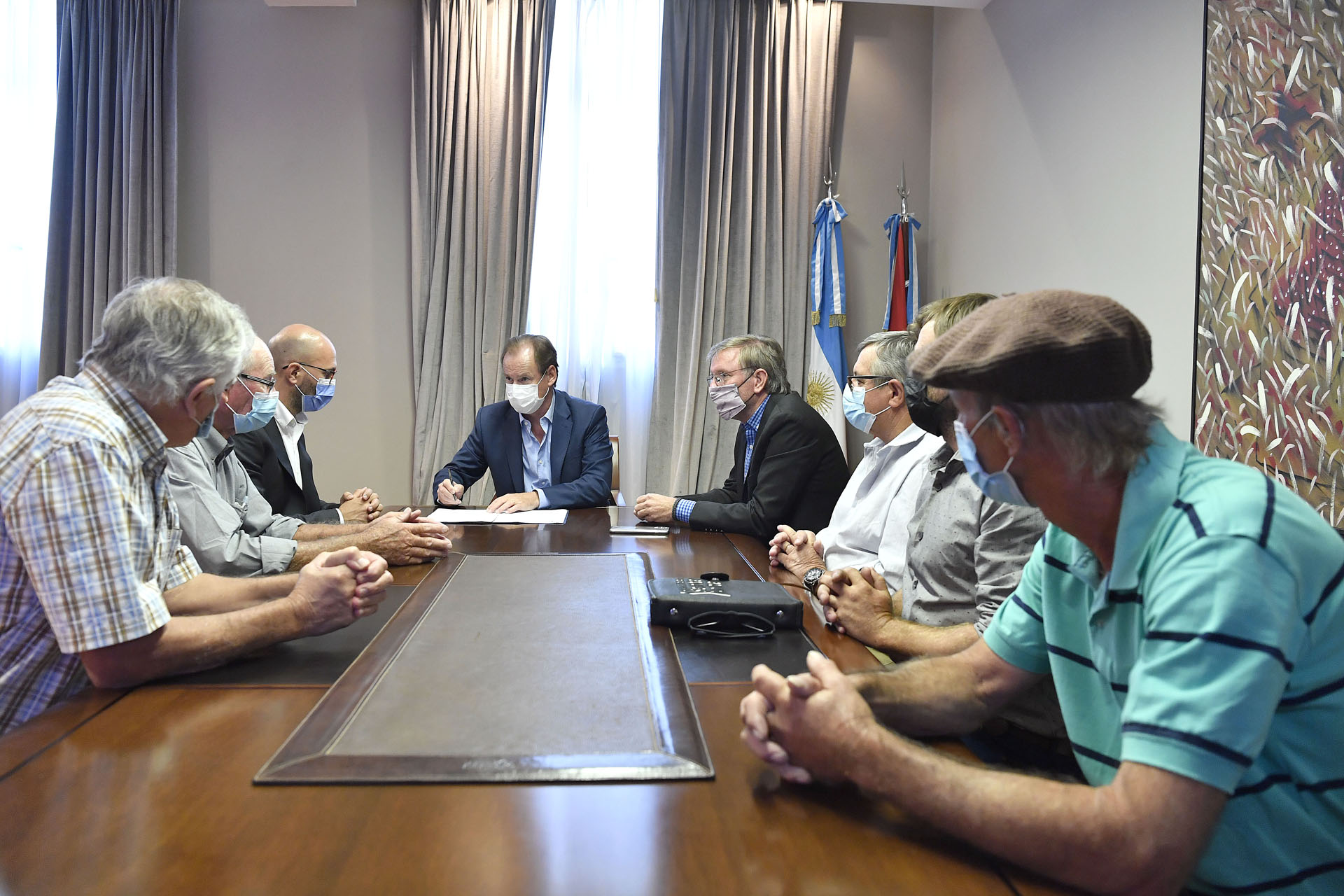 Bordet firmó convenios para el mejoramiento de caminos rurales a través de consorcios camineros