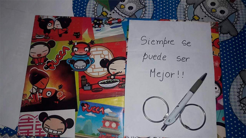 Una joven de Santa Elena hace carpetas y las regala a niños de bajo recursos