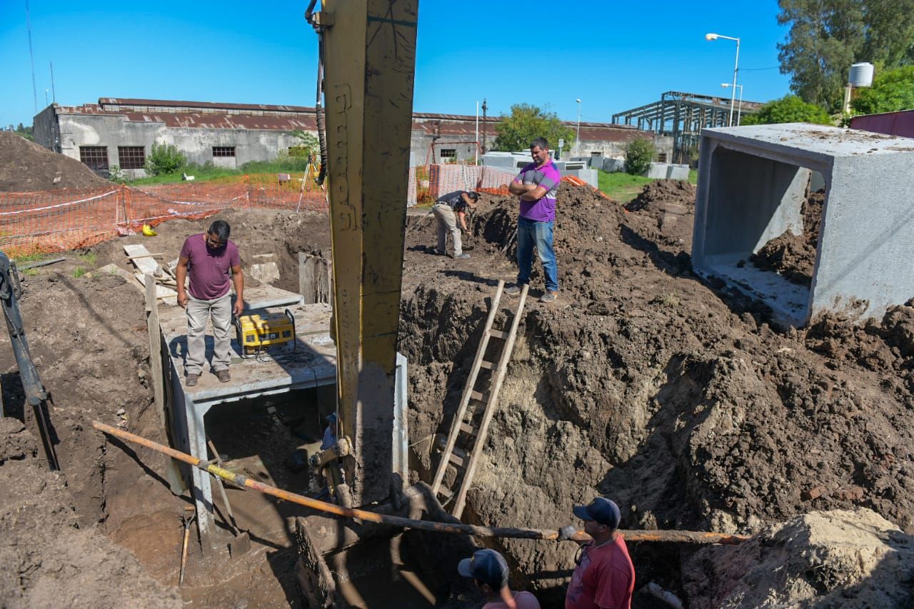 Continúa la obra de desagües pluviales en calle Galarza