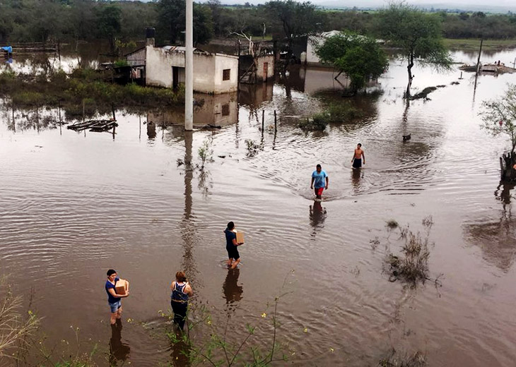 Tucumán: feroz tormenta dejó calles convertidas en ríos y al menos 120 evacuados