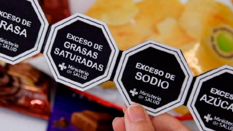 El Gobierno reglamentó la Ley de Etiquetado Frontal y las empresas deberán comenzar a adaptar los envases de los alimentos El Gobierno reglamentó la Ley de Etiquetado Frontal y las empresas deberán comenzar a adaptar los envases de los alimentos