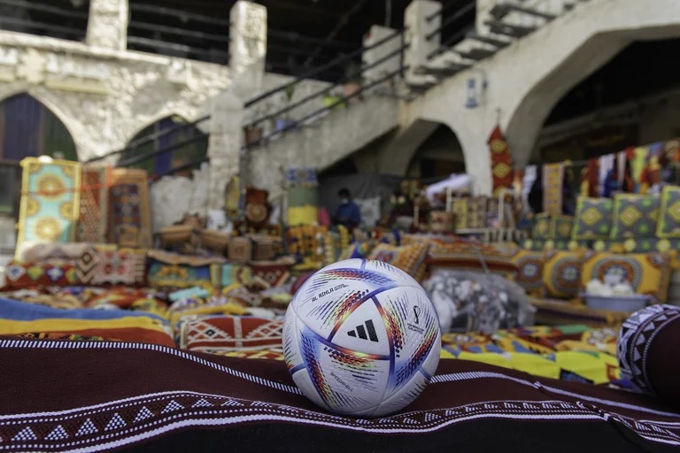 Presentaron la pelota del Mundial: inspirada en la cultura de Qatar y con una velocidad inédita Presentaron la pelota del Mundial: inspirada en la cultura de Qatar y con una velocidad inédita