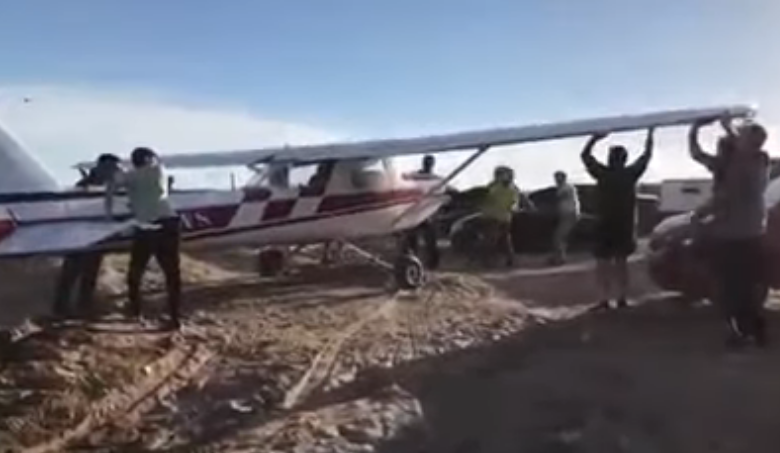 Una avioneta aterrizó de emergencia en una playa de Necochea Una avioneta aterrizó de emergencia en una playa de Necochea