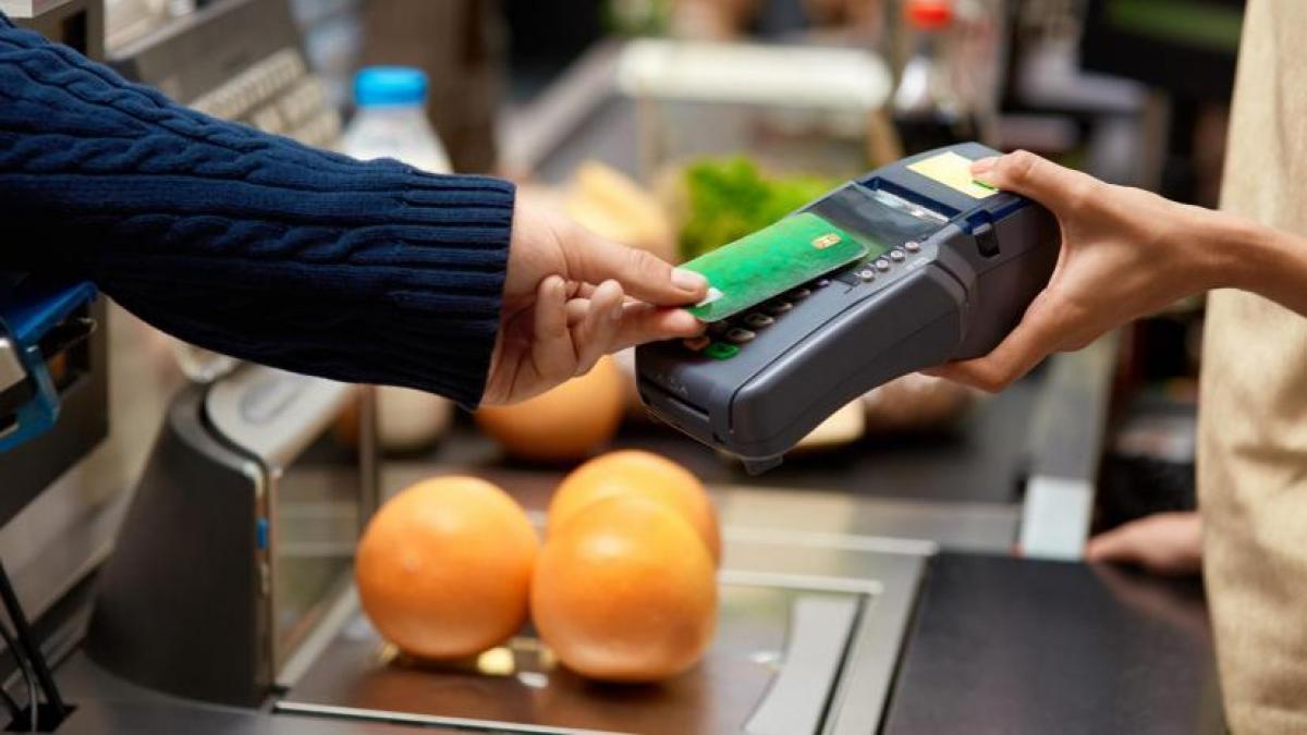 Tras la suba de tasas, se desaceleraron las compras con tarjeta de crédito