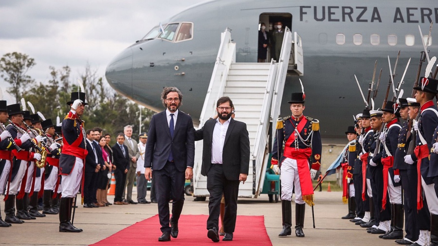 Boric llegó a la Argentina y este lunes será recibido por Alberto Fernández