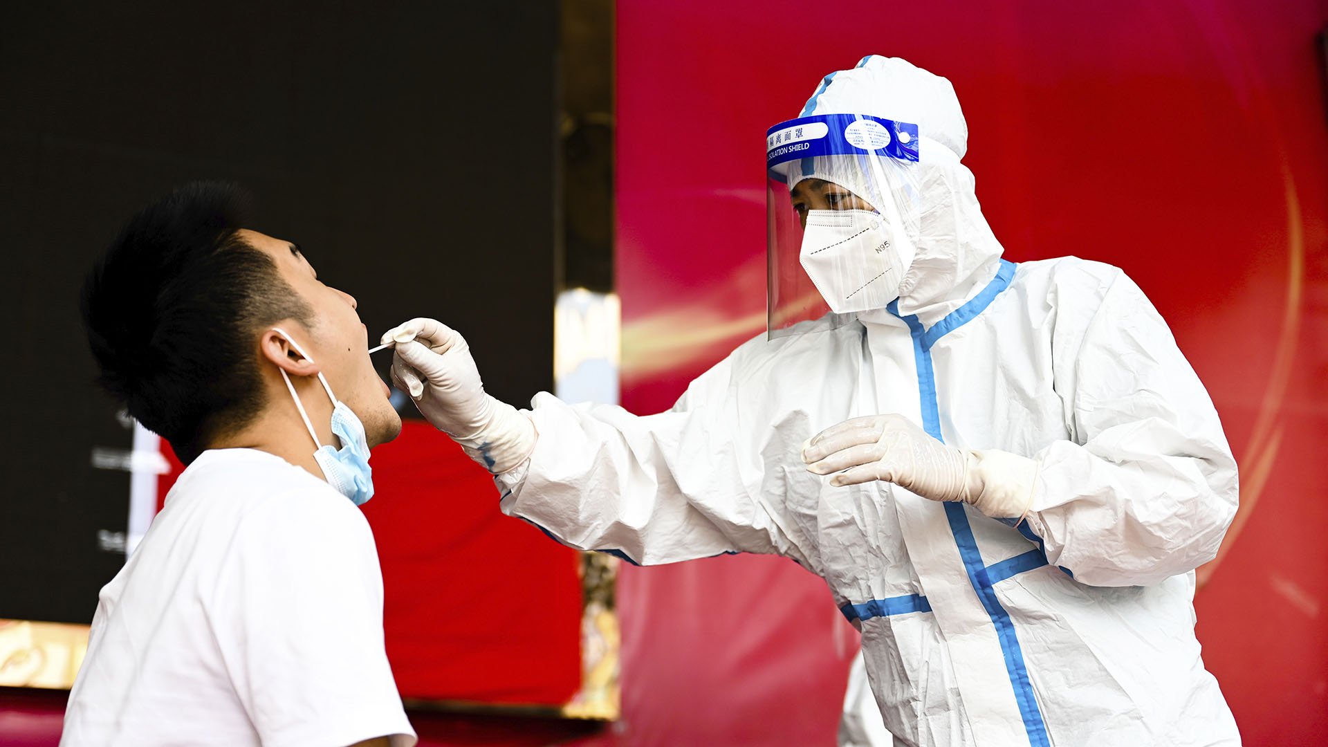 Ya se han identificado más de 200 síntomas que aparecen como secuelas del COVID-19 (Wang Guansen/Xinhua via AP, File)