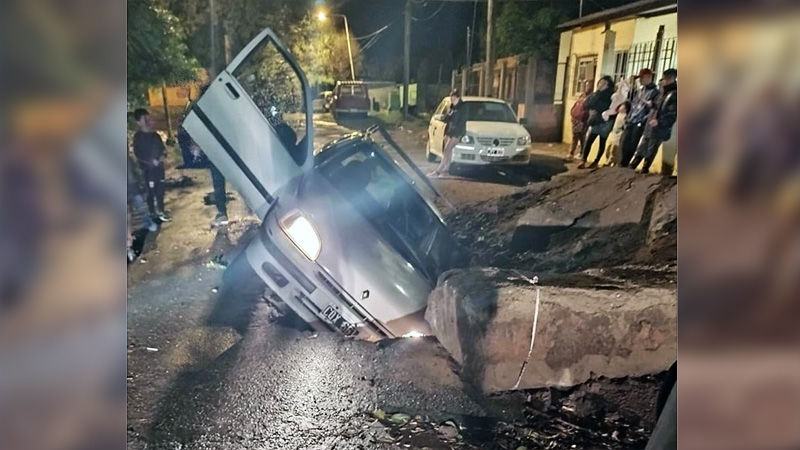 Un auto cayó en un pozo profundo que estaba sin señalizar