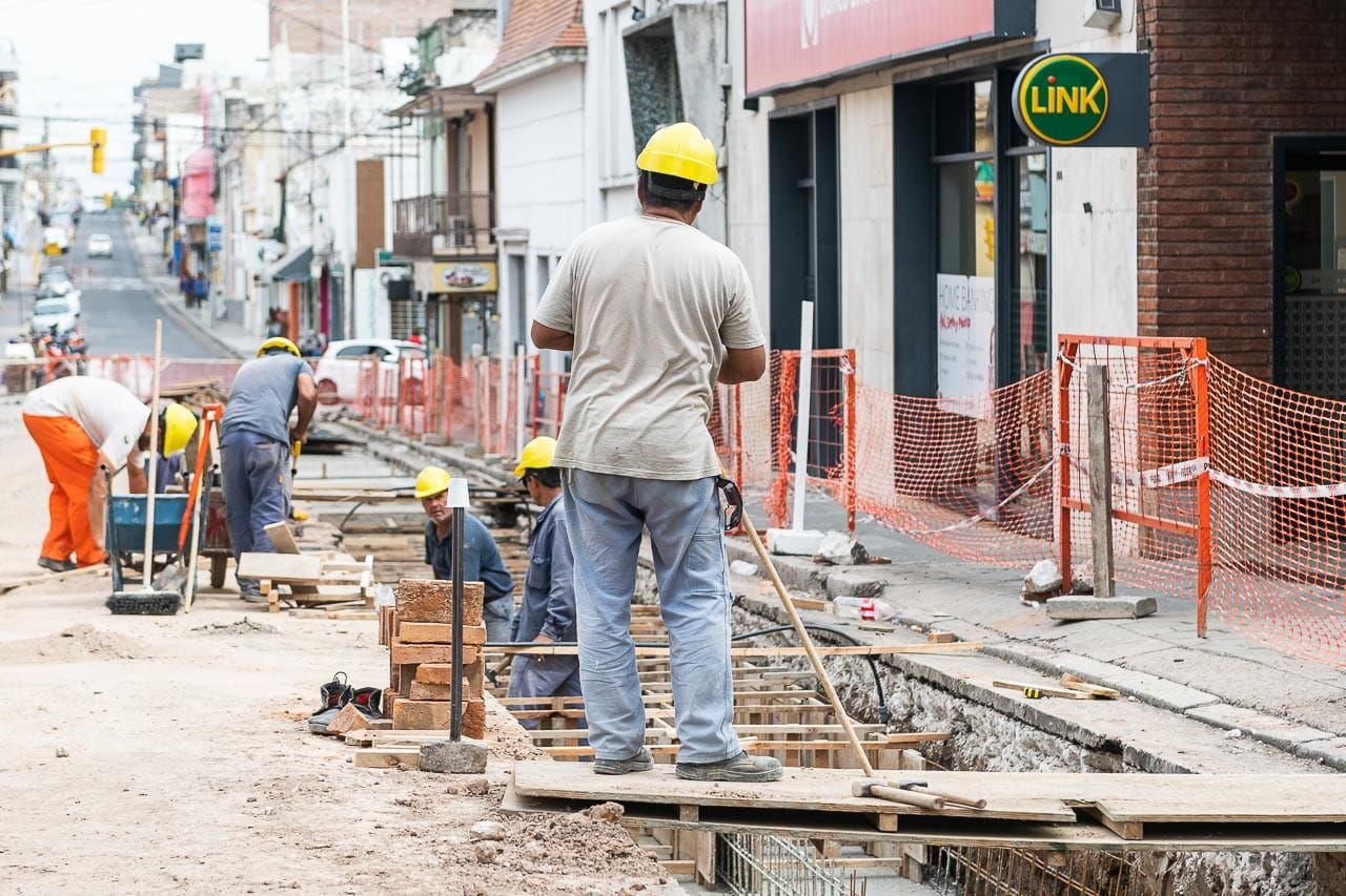 Continúa la obra de desagües pluviales en calle Monte Caseros Continúa la obra de desagües pluviales en calle Monte Caseros