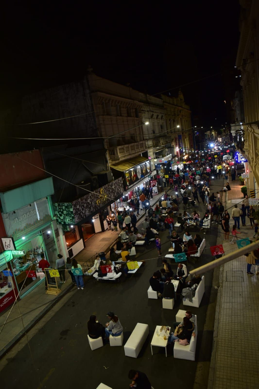 Calle Urquiza vivió una noche de espectáculos y gastronomía Calle Urquiza vivió una noche de espectáculos y gastronomía