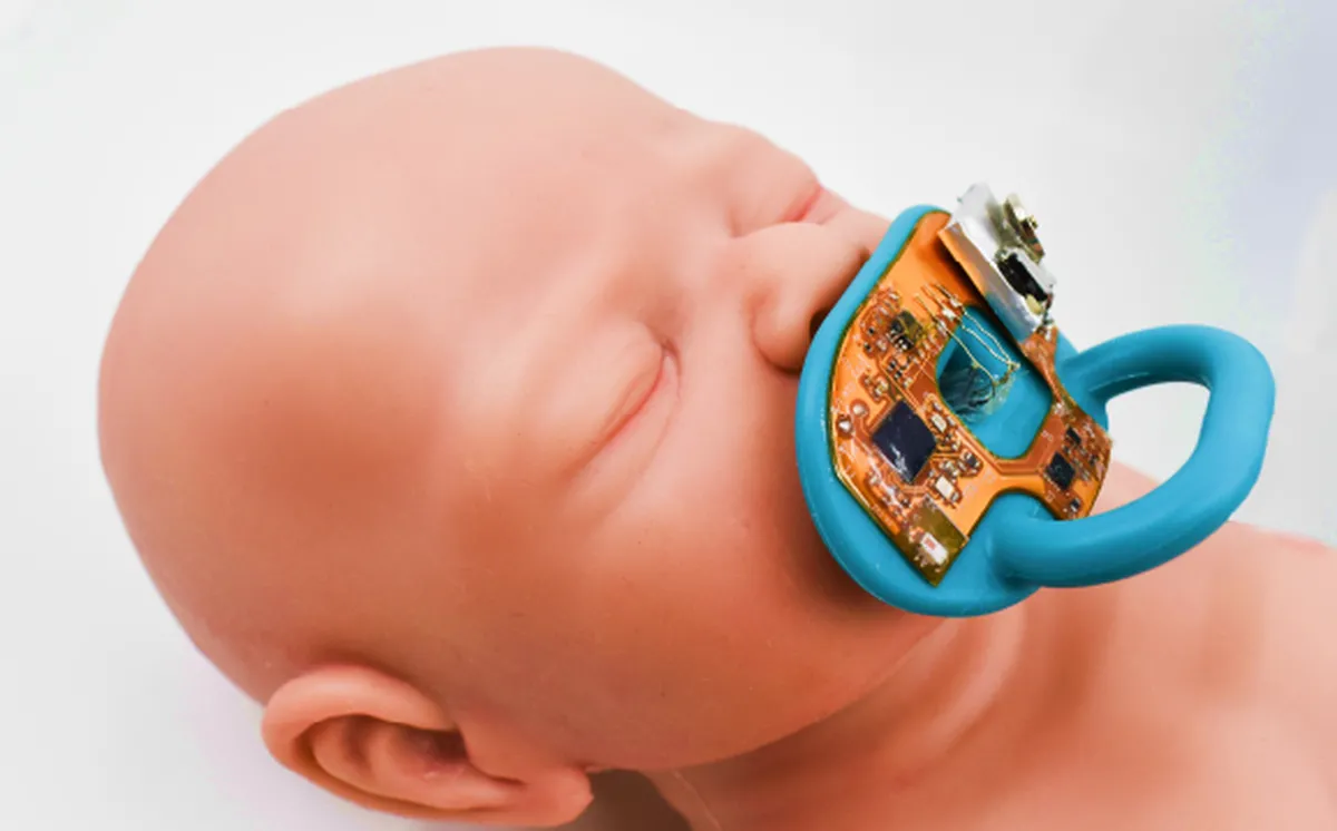 Desarrollan un chupete inteligente para monitorear la salud de los bebés