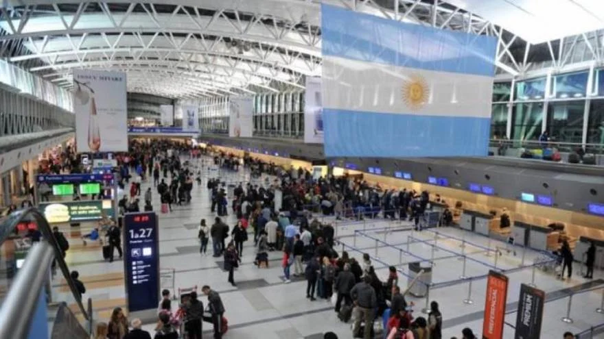 Para que su novio no pierda un vuelo hizo una falsa amenaza de bomba