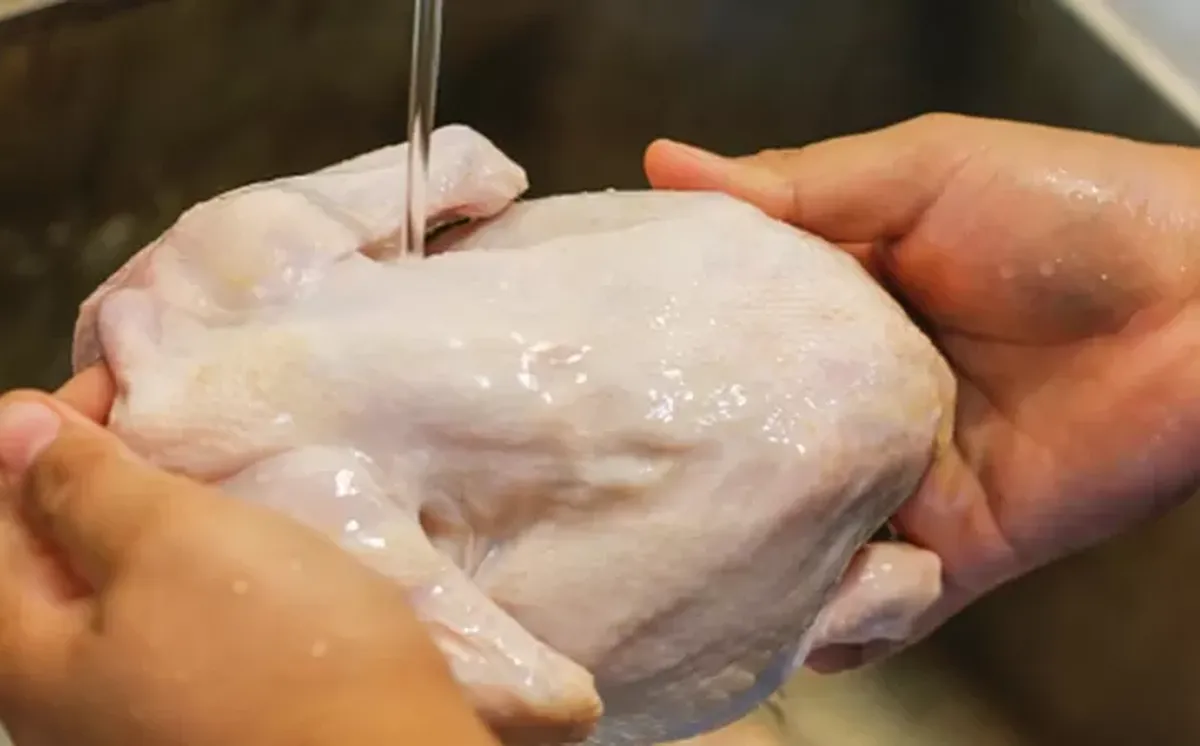 Los peligros de lavar el pollo: cómo evitar una intoxicación alimentaria