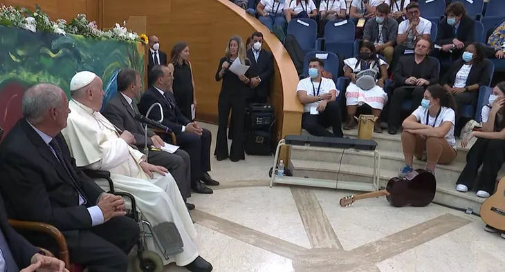El papa Francisco participó de un acto junto a Bono y Martín Lousteau ofició de traductor