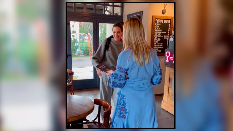 Angelina Jolie realizó una visita sorpresa a Ucrania y conversó con desplazados