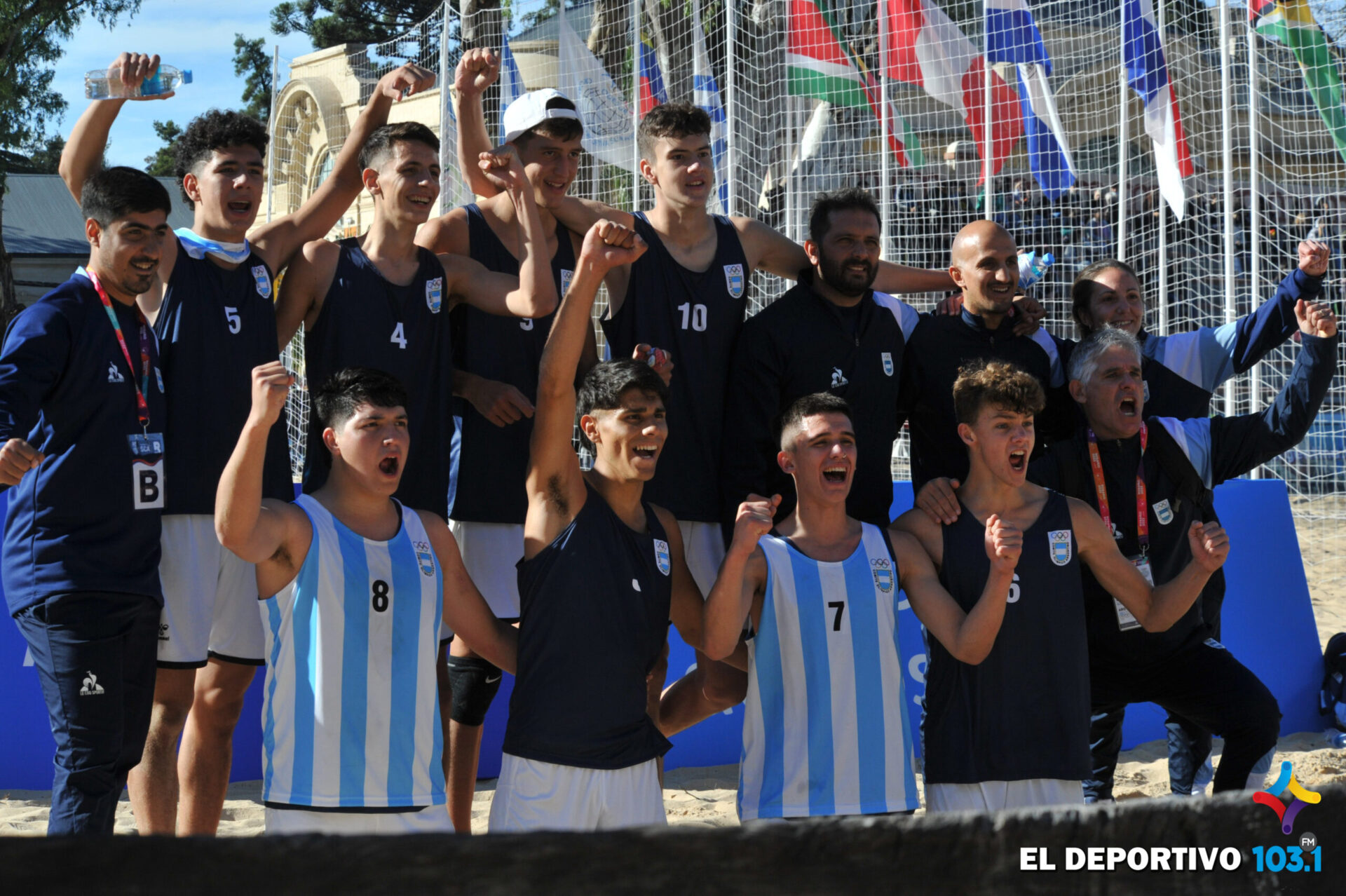 Victorias de las Kamikazes y el equipo masculino de Balonmano Playa