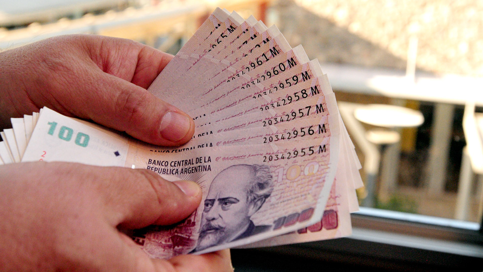 Los salarios crecerían a medio año pero no le ganarían a la Inflación anual Los salarios crecerían a medio año pero no le ganarían a la Inflación anual
