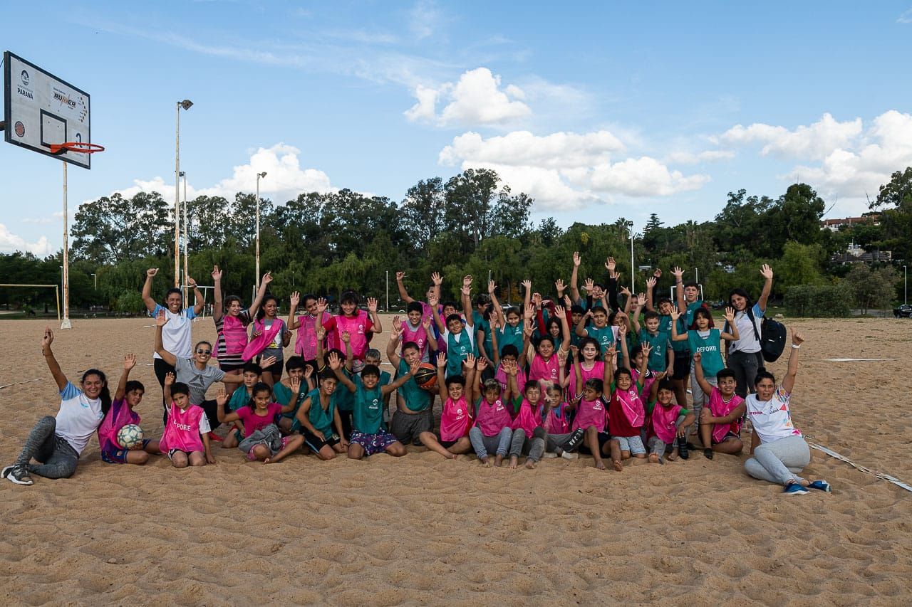 Las escuelitas deportivas municipales disfrutaron actividades en la playa