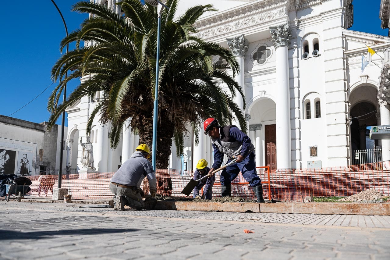 Continúa la obra de desagües de calle Papa Francisco frente a la Catedral Continúa la obra de desagües de calle Papa Francisco frente a la Catedral