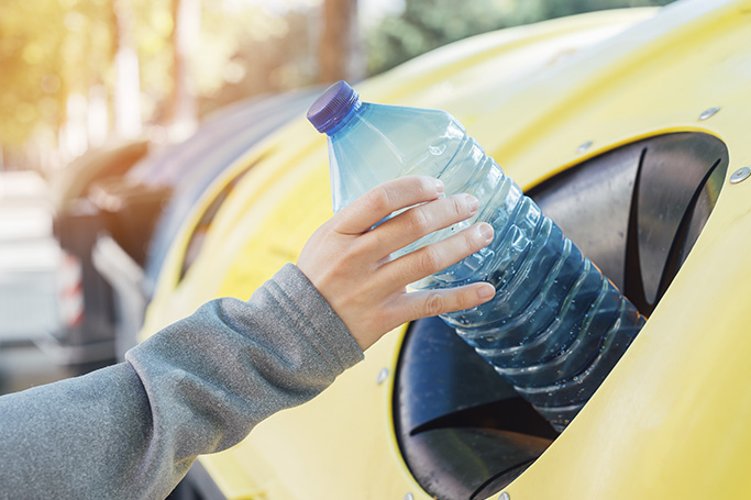 Las razones por las que se debe evitar la reutilización de botellas de plástico