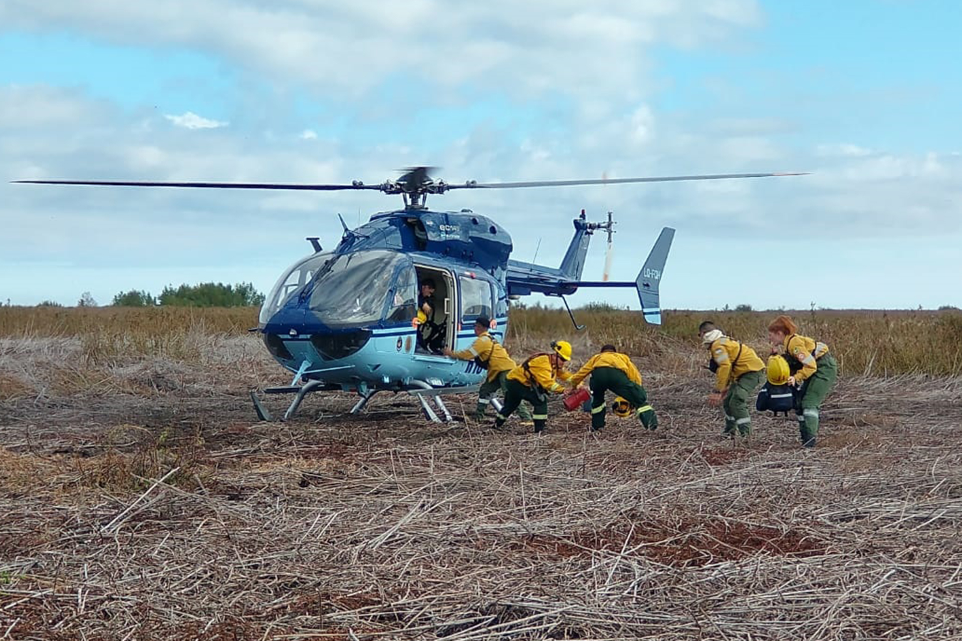 Brigadistas combatieron con medios aéreos incendios en islas del Delta
