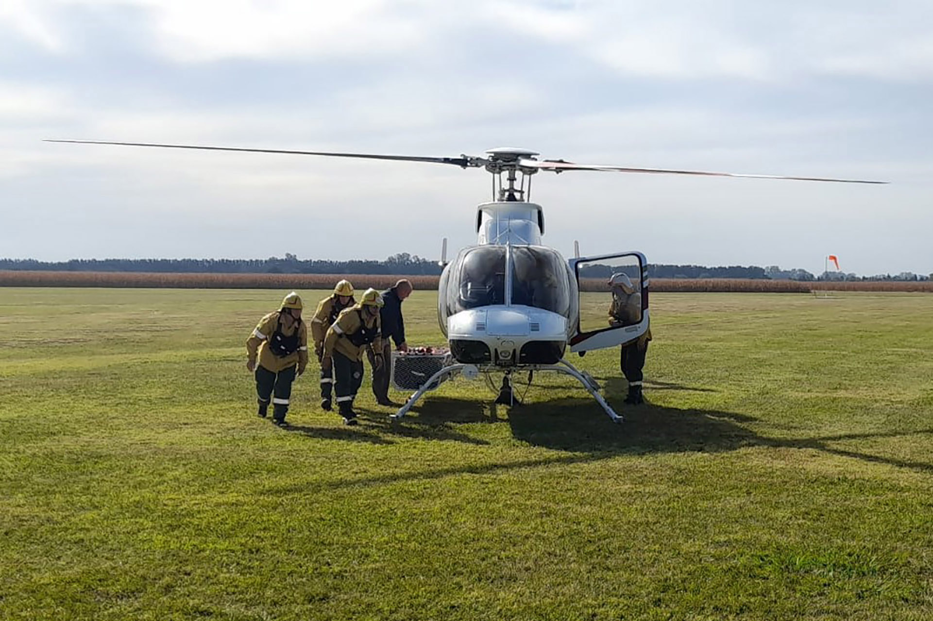 Continúan los operativos de combate de incendios en islas del Delta Continúan los operativos de combate de incendios en islas del Delta