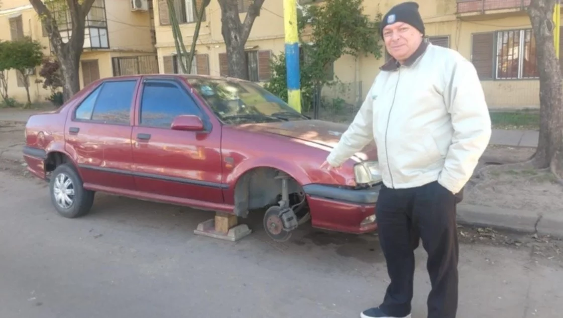 Vecinos de Rosario encadenan sus autos a los árboles para evitar robos Vecinos de Rosario encadenan sus autos a los árboles para evitar robos