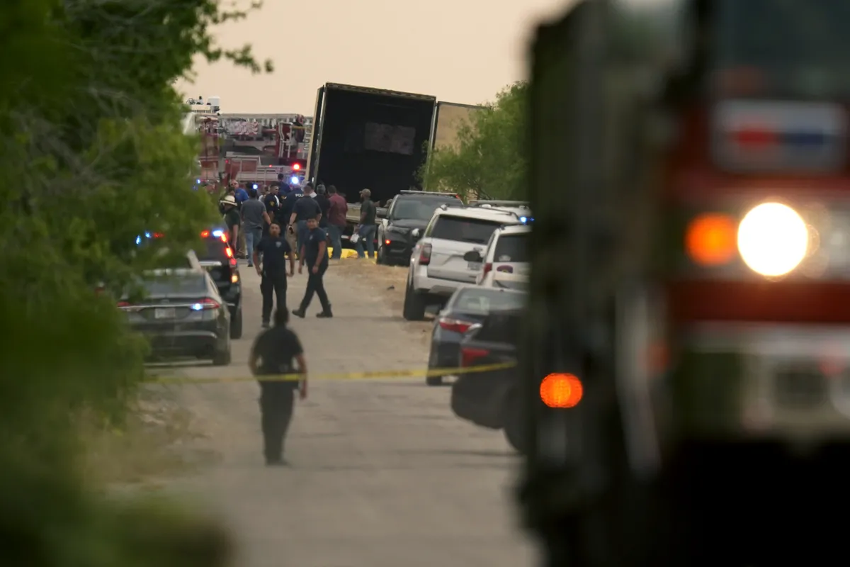 Texas: encuentran 46 personas muertas en un camión de carga Texas: encuentran 46 personas muertas en un camión de carga