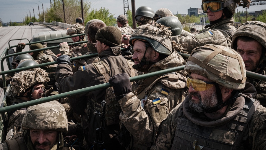 Zelenski dice que sus tropas resisten pese a que el Ejército ruso es más poderoso Zelenski dice que sus tropas resisten pese a que el Ejército ruso es más poderoso