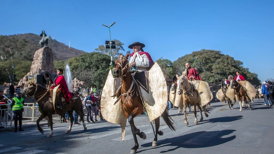 Más de 7 mil gauchos desfilaron en honor a Güemes, a 201 años de su muerte