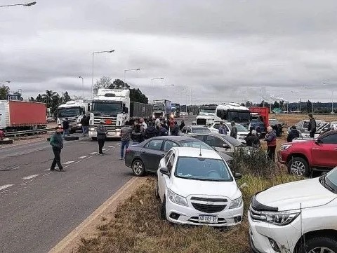 Hubo cortes parciales de la Autovía 14 en reclamo por faltante de gasoil Hubo cortes parciales de la Autovía 14 en reclamo por faltante de gasoil
