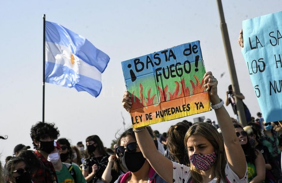 Ambientalistas vuelven a protestar por incendios en el Delta