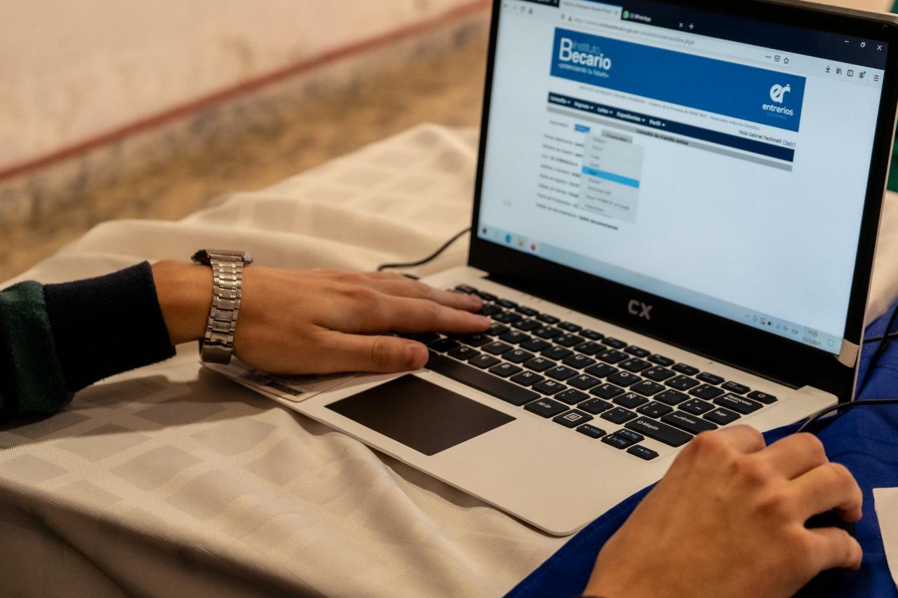 Este lunes comienza el cronograma de pagos a becas de todos los niveles